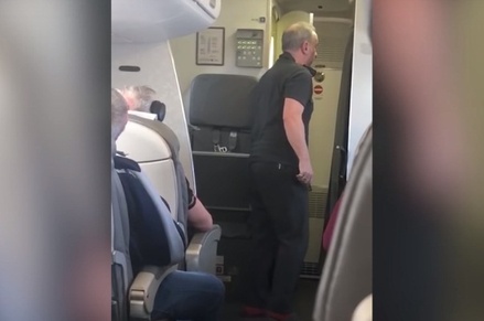Вокалист «Чайф» устроил скандал из-за жары в самолёте