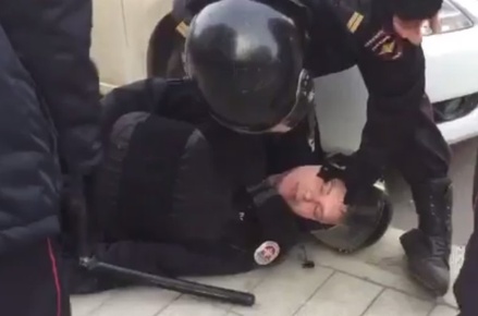 В соцсетях сообщают о гибели полицейского на несанкционированной акции в Москве