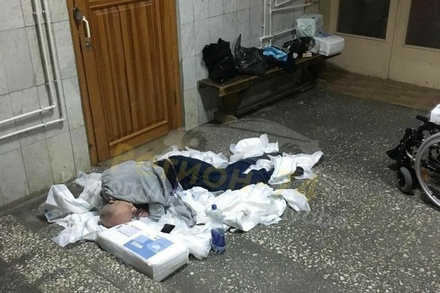 В больнице на Урале инвалид провёл ночь на полу в приёмном отделении