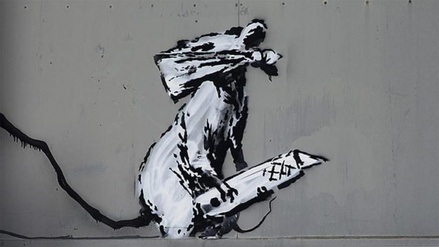 В центре Парижа похитили работу уличного художника Бэнкси