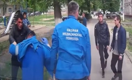 Четверо пьяных мужчин напали на врача скорой помощи в Новочебоксарске
