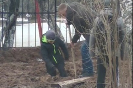 Дорогу в Малоярославце, где в грязи застрял школьник, пообещали отремонтировать