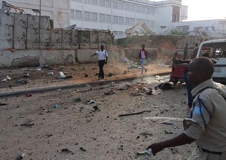 Не меньше 17 человек погибли в результате взрывов у гостиницы в столице Сомали
