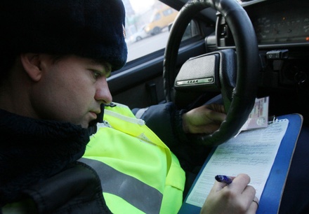 Водителя Варшавера оштрафовали за езду по тротуару на две тысячи рублей