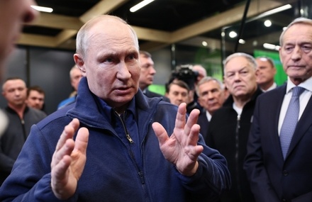 Путин призвал обеспечить все федеральные трассы стабильной сотовой связью