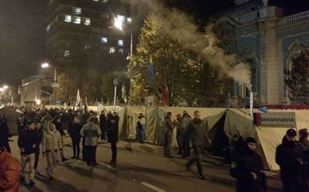 У здания Верховной Рады началось вече протестующих