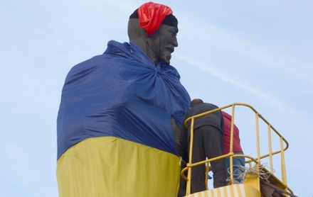 На Украине национальным флагом окутали памятник Дзержинскому