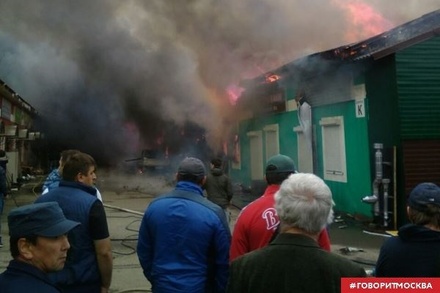 На Киевском шоссе загорелся строительный рынок