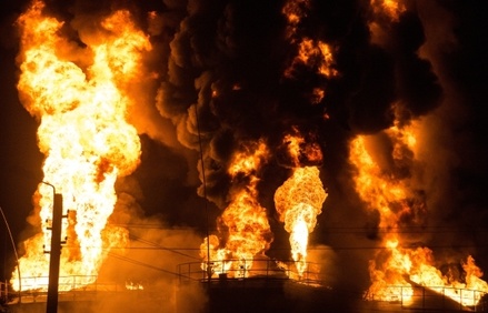 МЧС России предложило помощь в тушении пожара на нефтебазе под Киевом