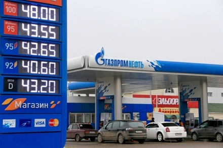«Коммерсантъ» сообщил о скрытом росте цен на бензин через топливные карты