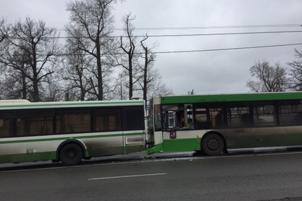 На юге столицы столкнулись два автобуса и два автомобиля