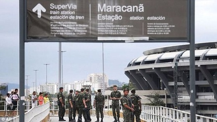 Бразильские полицейские взорвали подозрительный пакет на стадионе в Рио