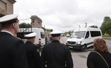 Тела подводников доставили на Серафимовское кладбище в Петербурге
