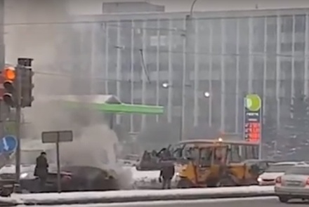 В Петербурге рабочий на экскаваторе потушил горящую машину