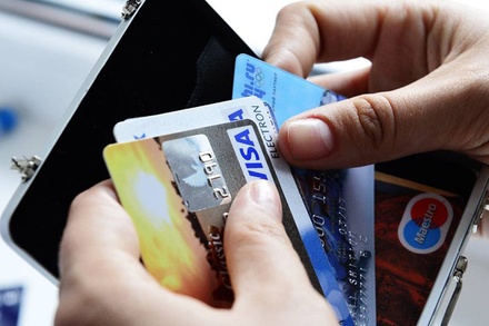 ЦБ разрешил клиентам использовать банковские карты с истекшим сроком действия