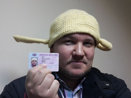 В Москве ищут владельца водительских прав с фотографией в дуршлаге