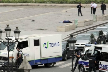 Напавший на полицейских в Париже заявил о своих связях с ИГ