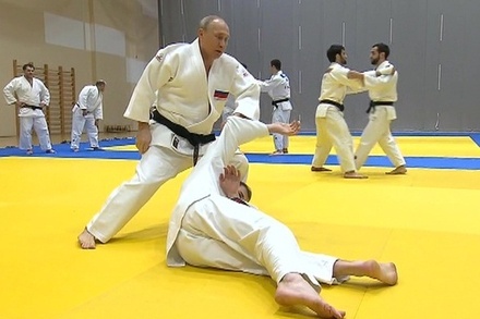 Путин рассказал о полученной на тренировке по дзюдо в Сочи травме