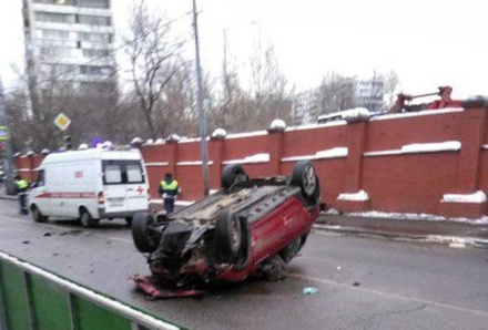 В Москве автомобиль врезался в стену Николо-Перервинского монастыря