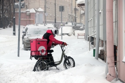 В Москве на фоне снегопада вырос спрос на доставку еды и продуктов