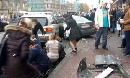 В Санкт-Петербурге автомобиль выехал на тротуар и врезался в группу пешеходов