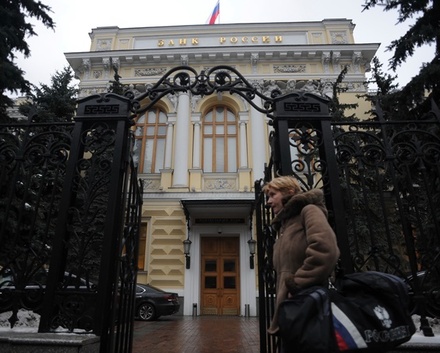 Центробанк повышает границы бивалютного коридора три рабочих дня подряд