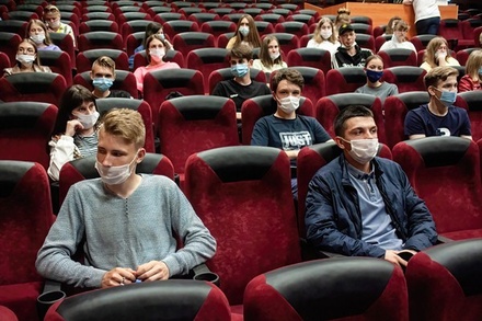 Мужчина в Москве угрожал администратору кинотеатра ножом после просьбы надеть маску
