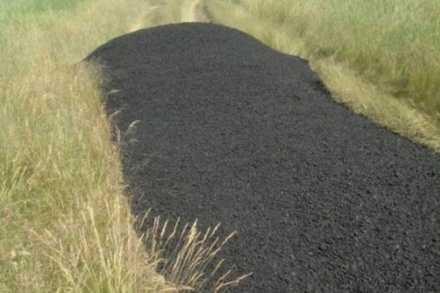 В Омской области дорожники вывалили в поле 2 тонны асфальтовой смеси