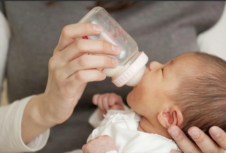 Эндокринолог: вскармливание младенцев коровьим молоком грозит сахарным диабетом