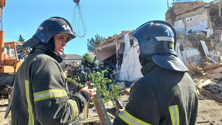 Спасатели извлекли из-под завалов в Токмаке пятерых пострадавших
