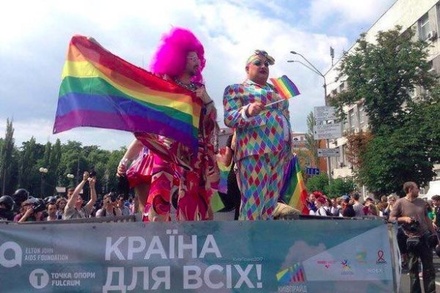 В Киеве радикалы нападают на участников гей-парада после его завершения