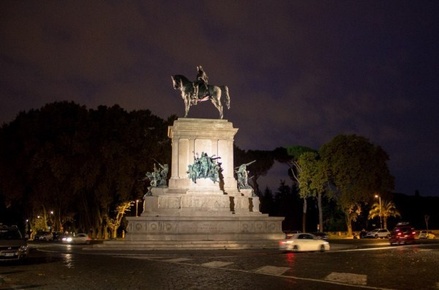Молния ударила в памятник Гарибальди в Риме