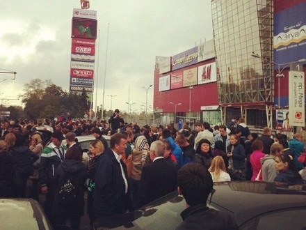 Посетителей и персонал эвакуируют из торгового центра «Золотой Вавилон» в Москве