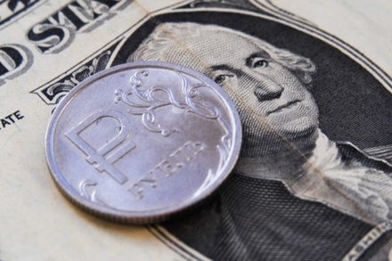 Рубль растёт к доллару и евро на фоне дорожающей нефти
