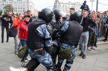 Полиция проводит служебную проверку из-за применения силы к девушке на акции в Москве