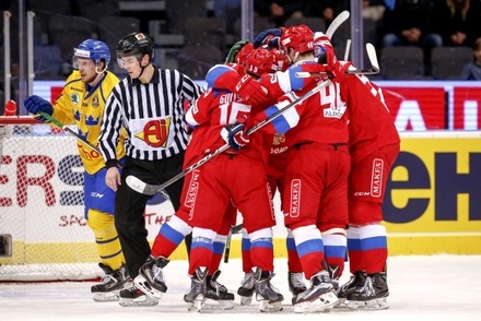 Российские хоккеисты обыграли шведов в матче Евротура со счётом 4:2