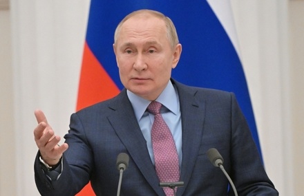 Владимир Путин поручил выплатить прибывающим беженцам из Донбасса по 10 тысяч рублей