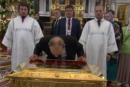 Путин посетил Храм Христа Спасителя и приложился к мощам Николая Чудотворца