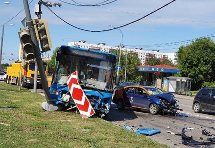 В Москве в ДТП с автобусом и машиной каршеринга пострадали 2 человека