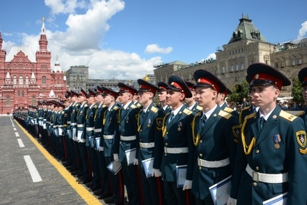 Выпускники вузов МЧС впервые получили дипломы на Красной площади