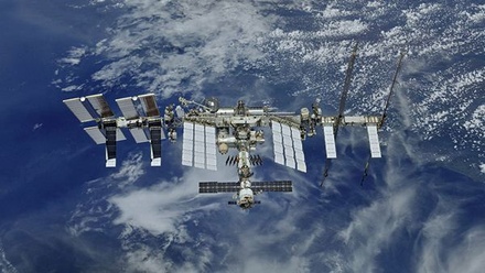 Экипаж МКС не смог заклеить пластиковой заплаткой трещину на станции