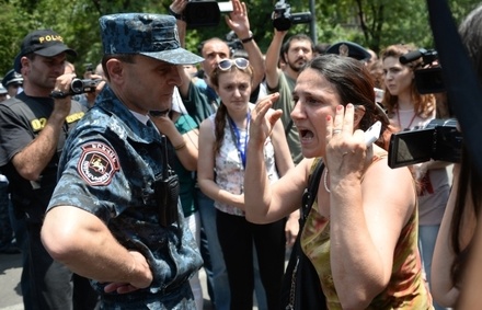 В центре Еревана возобновилась акция протеста 