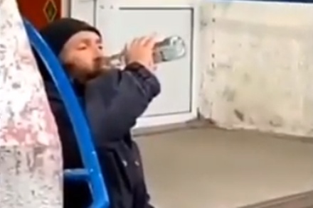 В Самарской области блогер угостил бездомного водкой и тот умер