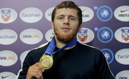 Ахмед Усманов стал двукратным чемпионом Европы по вольной борьбе