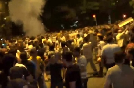 В Ереване начались столкновения участников акции протеста с полицией
