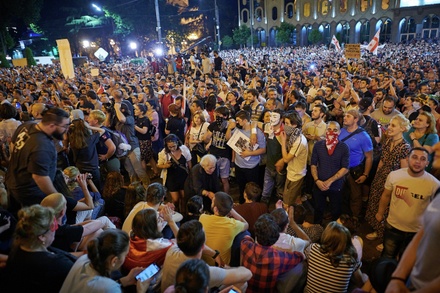 Грузинские журналисты сообщили, что их обокрали на митинге в Тбилиси