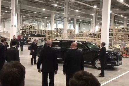 Владимир Путин приехал на первый в России завод Mercedes в Подмосковье