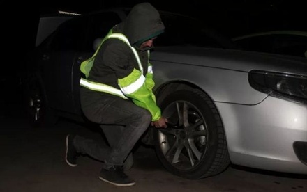 Водителей обязали носить светоотражающую одежду во время остановок вне города ночью