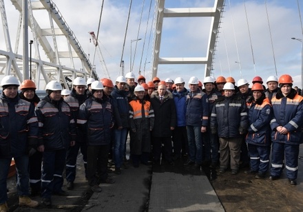 Рабочие намерены сдать автомобильную часть Крымского моста в мае