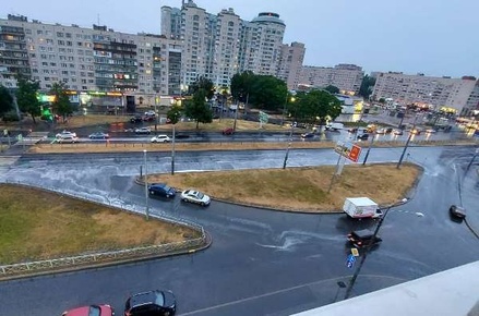 Экологи Петербурга объяснили появление белой пены на городской дамбе